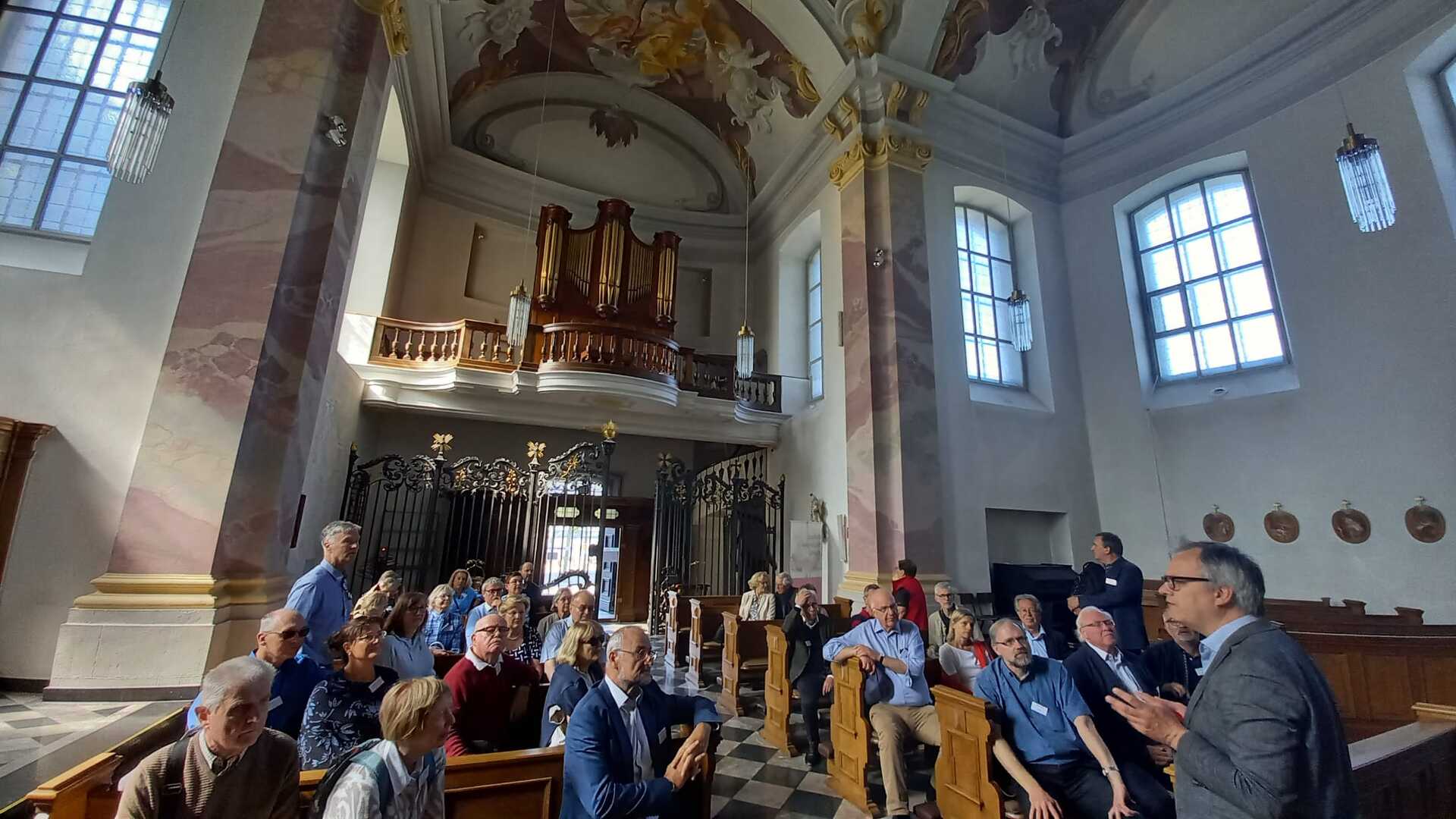crm-besuch-kirche Besuch einer Gilde in einer Kirche.