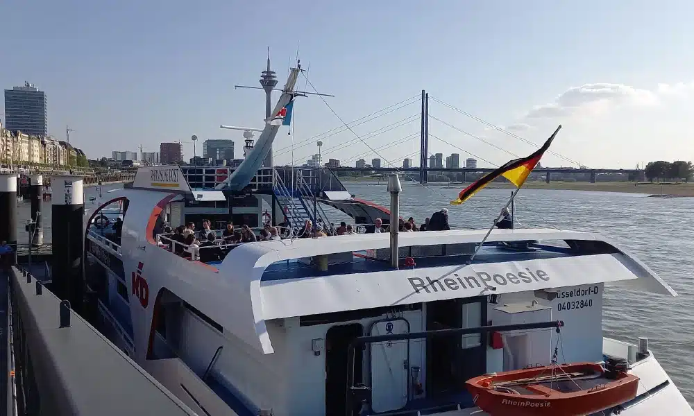 Ein Ausflugsschiff vor der Düsseldorfer Skyline.